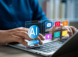 Investitore crypto alle prime armi che studia i fondamenti del trading automatico basato sull'IA